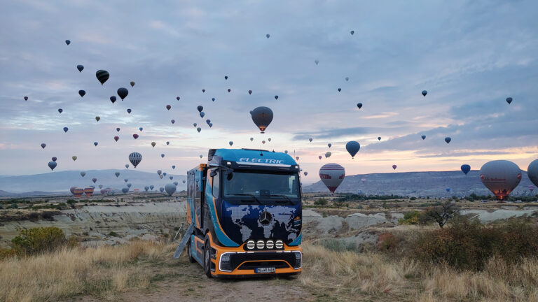 Mercedes-Benz eActros 600 na tle krajobrazu Kapadocji w Turcji