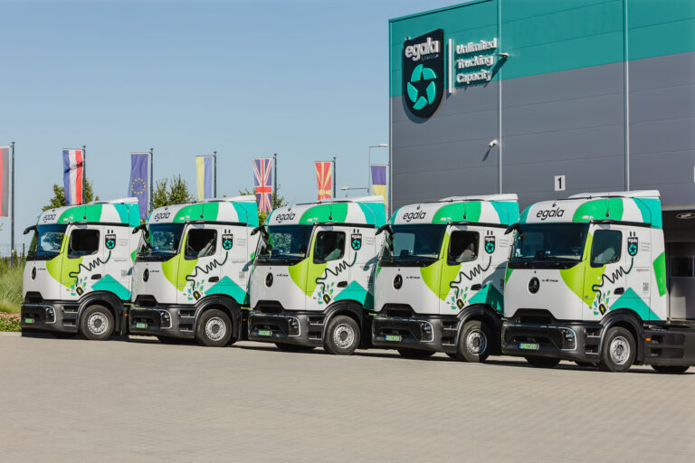 Pięć ciągników Mercedes-Benz eActros w barwach Egala zaparkowanych przed halą firmy
