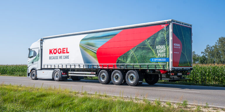 Naczepa kurtynowa Kögel Light Plus e-optimized za ciągnikiem na drodze
