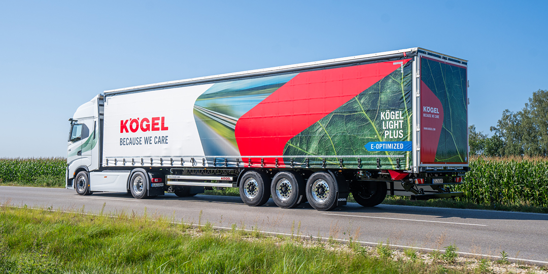 Naczepa kurtynowa Kögel Light Plus e-optimized za ciągnikiem na drodze
