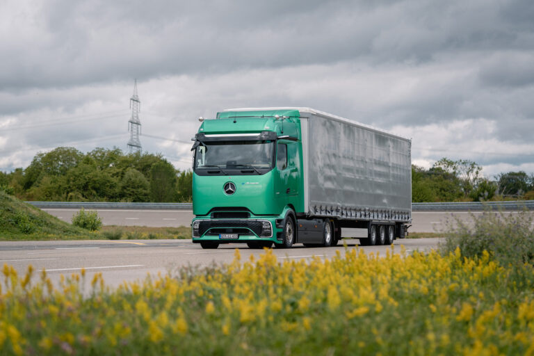 Mercedes-Benz eActros Lowliner z naczepą na drodze
