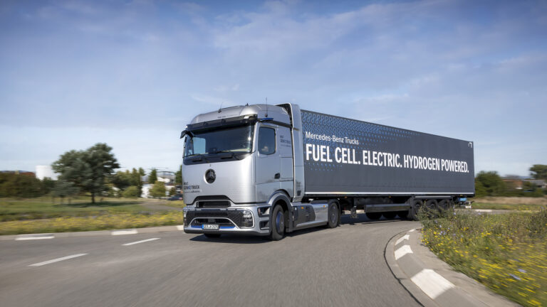 Ciężarówka Mercedes-Benz NextGenH2 z napisem Fuel Cell Electric Hydrogen Powered